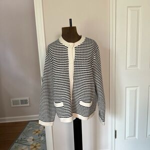 Women’s sweater size XXL black and white with pockets
